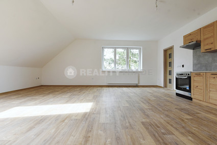 PRONÁJEM PĚKNÉHO, VELKÉHO BYTU 3+KK, 109 M2 V 1NP RD (PODKROVÍ) , MILEJOVICE, OKRES STRAKONICE - PRONÁJEM PĚKNÉHO, VELKÉHO BYTU 3+KK, 109 M2 V 1NP RD (PODKROVÍ) , MILEJOVICE, OKRES STRAKONICE, WWW.REALITYTRADE.CZ - TEL.: 602 271 334, E-MAIL: STRBACKA@REALITYTRADE.CZ