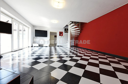 PRODEJ VELKÉHO DOMU O UŽITNÉ PLOŠE 319 M2, NA POZEMKU 1188 M2, PRACEJOVICE - OBÝVACÍ POKOJ (38,50 M2) S VÝCHODEM DO UZAVŘENÉHO ATRIA - PRODEJ VELKÉHO DOMU O UŽITNÉ PLOŠE 319 M2, NA POZEMKU 1.188 M2, PRACEJOVICE, OKRES STRAKONICE - WWW.REALITYTRADE.CZ, TEL.: 602 271 334, E-MAIL: STRBACKA@REALITYTRADE.CZ
