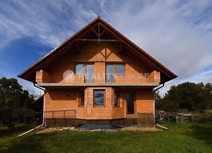 PRODEJ HRUBÉ STAVBY RODINNÉHO DOMU 281 M2, NA POZEMKU 534 M2, HVOŽĎANY U VODŇAN - PRODEJ HRUBÉ STAVBY RODINNÉHO DOMU 281 M2, NA POZEMKU 534 M2, HVOŽĎANY U VODŇAN - WWW.REALITYTRADE.CZ - TEL.: 602 271 334 - E-MAIL: STRBACKA@REALITYTRADE.CZ