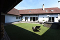 UZAVŘENÉ VNITŘNÍ ATRIUM (125 M2) S UMĚLÝM TRÁVNÍKEM A WPC TERASOU - PRODEJ VELKÉHO DOMU O UŽITNÉ PLOŠE 319 M2, NA POZEMKU 1.188 M2, PRACEJOVICE, OKRES STRAKONICE - WWW.REALITYTRADE.CZ, TEL.: 602 271 334, E-MAIL: STRBACKA@REALITYTRADE.CZ