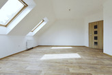 PRONÁJEM PĚKNÉHO, VELKÉHO BYTU 3+KK, 109 M2 V 1NP RD (PODKROVÍ) , MILEJOVICE, OKRES STRAKONICE