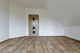 PRONÁJEM PĚKNÉHO, VELKÉHO BYTU 3+KK, 109 M2 V 1NP RD (PODKROVÍ) , MILEJOVICE, OKRES STRAKONICE