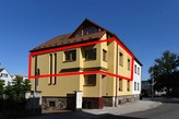 PRONÁJEM VELKÉHO BYTU 3+1, 82 M2 V PRVNÍM PATŘE RD SE ZAHRADOU A SKLEPEM V CENTRU STRAKONIC