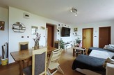 PRONÁJEM VELKÉHO BYTU 3+1, 82 M2 V PRVNÍM PATŘE RD SE ZAHRADOU A SKLEPEM V CENTRU STRAKONIC