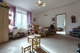 PRONÁJEM VELKÉHO BYTU 3+1, 82 M2 V PRVNÍM PATŘE RD SE ZAHRADOU A SKLEPEM V CENTRU STRAKONIC