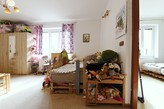 PRONÁJEM VELKÉHO BYTU 3+1, 82 M2 V PRVNÍM PATŘE RD SE ZAHRADOU A SKLEPEM V CENTRU STRAKONIC