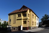 PRONÁJEM VELKÉHO BYTU 3+1, 82 M2 V PRVNÍM PATŘE RD SE ZAHRADOU A SKLEPEM V CENTRU STRAKONIC
