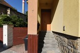 PRONÁJEM VELKÉHO BYTU 3+1, 82 M2 V PRVNÍM PATŘE RD SE ZAHRADOU A SKLEPEM V CENTRU STRAKONIC
