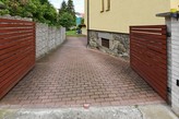 PRONÁJEM VELKÉHO BYTU 3+1, 82 M2 V PRVNÍM PATŘE RD SE ZAHRADOU A SKLEPEM V CENTRU STRAKONIC