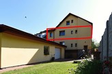 PRONÁJEM VELKÉHO BYTU 3+1, 82 M2 V PRVNÍM PATŘE RD SE ZAHRADOU A SKLEPEM V CENTRU STRAKONIC