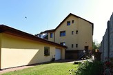 PRONÁJEM VELKÉHO BYTU 3+1, 82 M2 V PRVNÍM PATŘE RD SE ZAHRADOU A SKLEPEM V CENTRU STRAKONIC