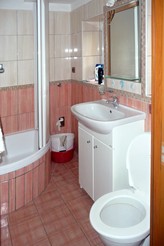PRONÁJEM VELKÉHO BYTU 3+1, 82 M2 V PRVNÍM PATŘE RD SE ZAHRADOU A SKLEPEM V CENTRU STRAKONIC