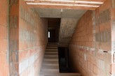 PRODEJ HRUBÉ STAVBY RODINNÉHO DOMU 281 M2, NA POZEMKU 534 M2, HVOŽĎANY U VODŇAN